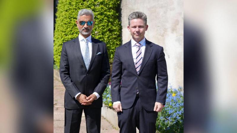 EAM S Jaishankar's pic in goggles goes viral, Twitter users react EAM S Jaishankar's pic in goggles goes viral, Twitter users react