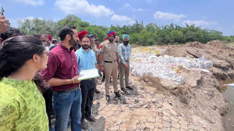 Water Resources Minister Meet Hare visited Siswan and Budhki River at Ropar. Water Resources Minister Meet Hare visited Siswan and Budhki River at Ropar.