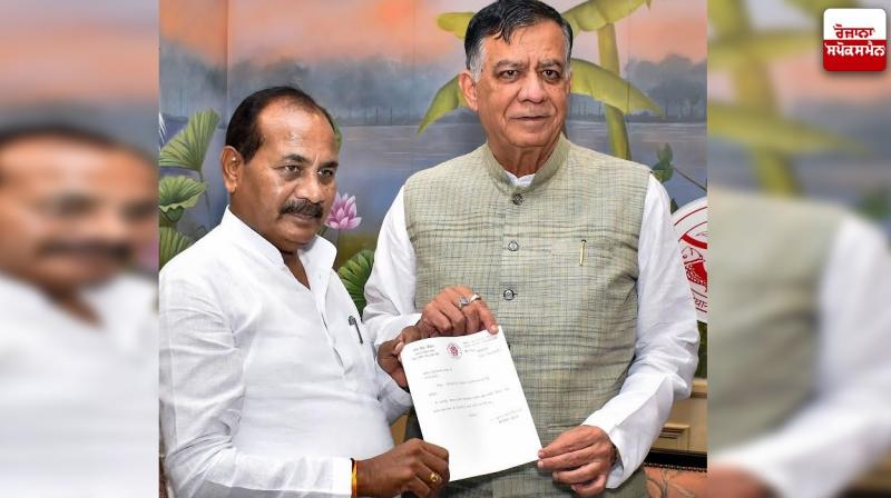 Ghosi MLA Dara Singh Chauhan hands over his resignation letter to Speaker of UP Legislative Assembly Satish Mahana.