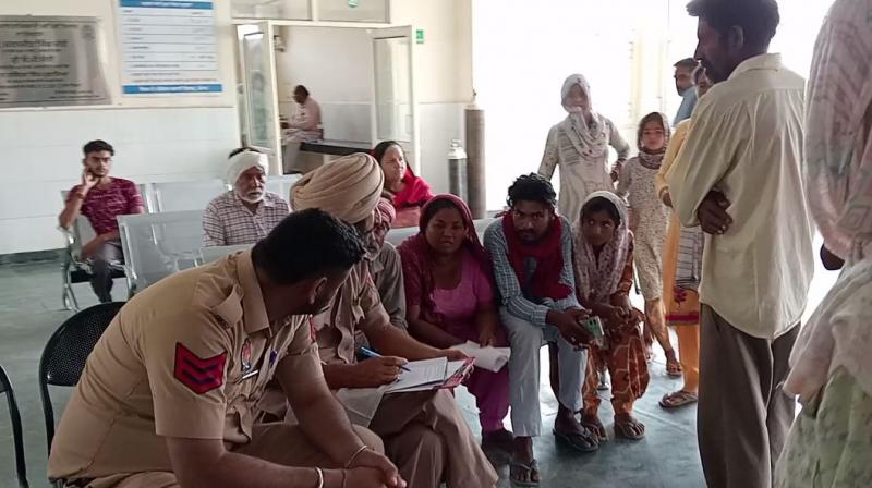 ਪੁਲਿਸ ਵਾਲੇ ਪਰਿਵਾਰ ਨਾਲ ਗੱਲਬਾਤ ਕਰਦੇ ਹੋਏ ਪੁਲਿਸ ਵਾਲੇ ਪਰਿਵਾਰ ਨਾਲ ਗੱਲਬਾਤ ਕਰਦੇ ਹੋਏ