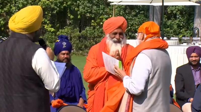 Sant Balbir Singh Seechewal hands over Green Manifesto to PM Modi Sant Balbir Singh Seechewal hands over Green Manifesto to PM Modi