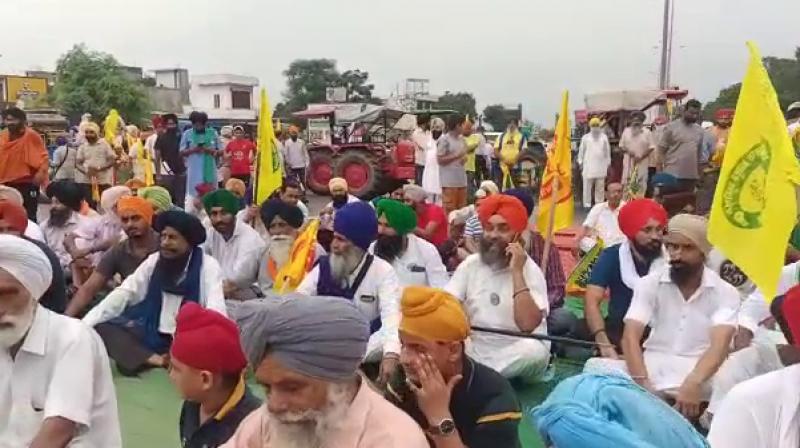  Farmers take up dharna from Chandigarh-Manali highway