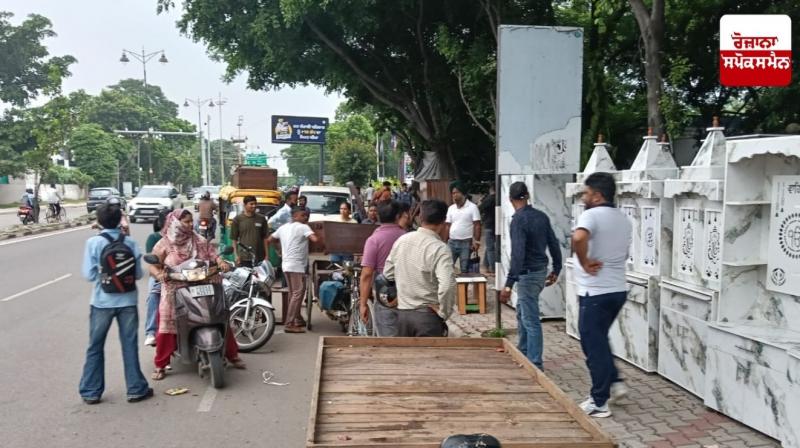 Furniture items being sold on the roadside on Madanpura Roa News in punjabi Furniture items being sold on the roadside on Madanpura Roa News in punjabi