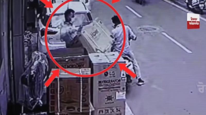 AC stolen from outside the showroom in Ludhiana AC stolen from outside the showroom in Ludhiana