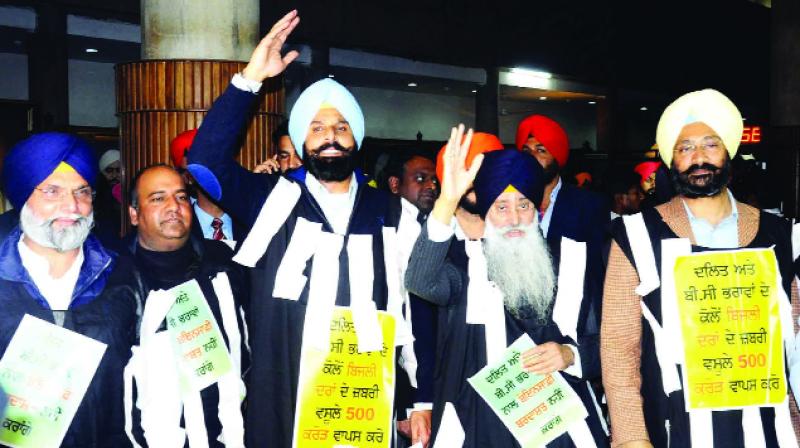 Akali Dal leaders protesting after the walkout in the Vidhan Sabh Akali Dal leaders protesting after the walkout in the Vidhan Sabh
