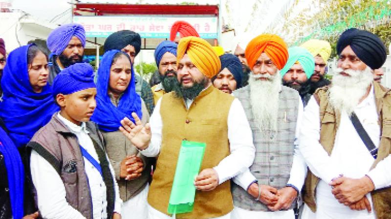 523 employees of Shiromani Samiti protested 523 employees of Shiromani Samiti protested