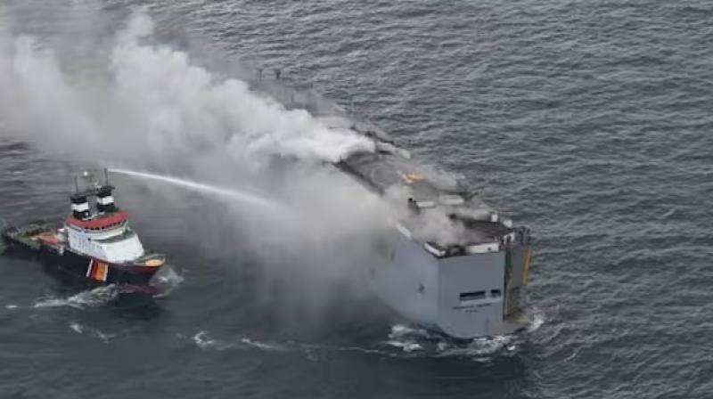  A fire broke out in a plane carrying 3000 cars in the North Sea, one Indian died, 20 were injured.