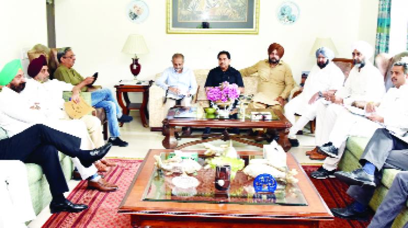 Talking to the officials, Chief Minister Capt. Amarinder Singh Talking to the officials, Chief Minister Capt. Amarinder Singh