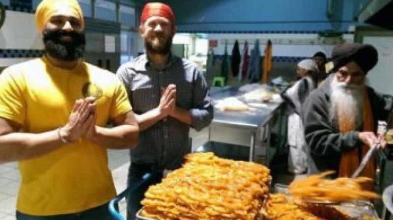 sikhs deliver hot meals to truck drivers 