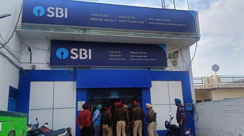 Robbers looted 8 lakh rupees from the bank in Tarn Taran news in punjabi Robbers looted 8 lakh rupees from the bank in Tarn Taran news in punjabi