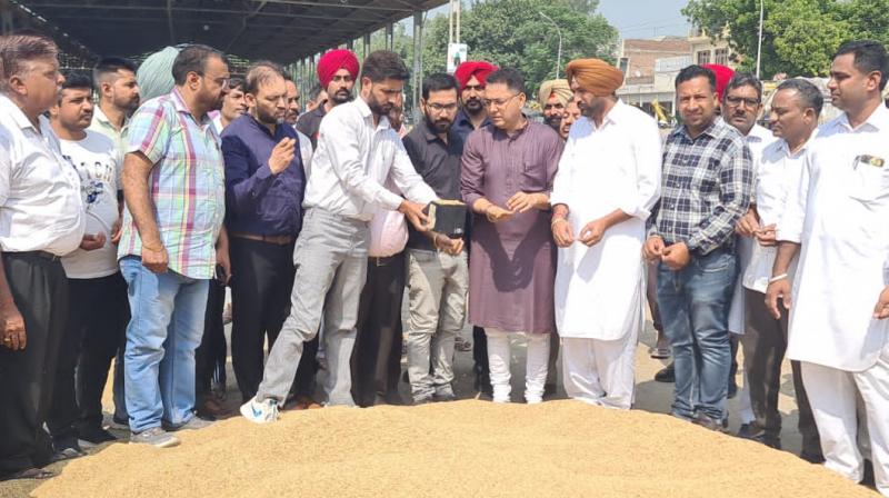 CABINET MINISTER AMAN ARORA FORMALLY STARTS PADDY PROCUREMENT AT SUNAM CABINET MINISTER AMAN ARORA FORMALLY STARTS PADDY PROCUREMENT AT SUNAM
