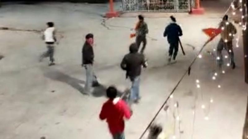 Tourists committed hooliganism in Himachal, vandalized in the market, broke the windows of cars Tourists committed hooliganism in Himachal, vandalized in the market, broke the windows of cars