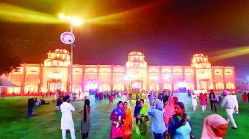 ਪੰਜਾਬ ਸਰਕਾਰ ਨੇ ਸ਼ਤਾਬਦੀ ਸਮਾਗਮਾਂ ਦੇ ਮੁੱਖ ਪੰਡਾਲ ਨੂੰ ਅਜੂਬੇ ਦੀ ਤਰ੍ਹਾਂ ਸ਼ਿੰਗਾਰਿਆ ਪੰਜਾਬ ਸਰਕਾਰ ਨੇ ਸ਼ਤਾਬਦੀ ਸਮਾਗਮਾਂ ਦੇ ਮੁੱਖ ਪੰਡਾਲ ਨੂੰ ਅਜੂਬੇ ਦੀ ਤਰ੍ਹਾਂ ਸ਼ਿੰਗਾਰਿਆ