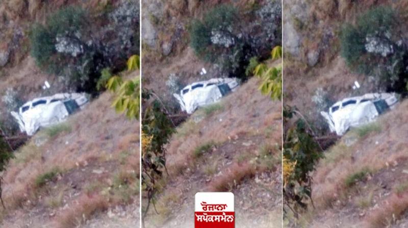 2 died and 12 injured as mini bus falls into ditch in Jammu Kashmir 2 died and 12 injured as mini bus falls into ditch in Jammu Kashmir