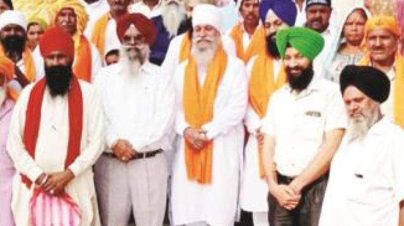 A group of Sikh pilgrims from Benazir Bhutto town arrives at Amritsar A group of Sikh pilgrims from Benazir Bhutto town arrives at Amritsar