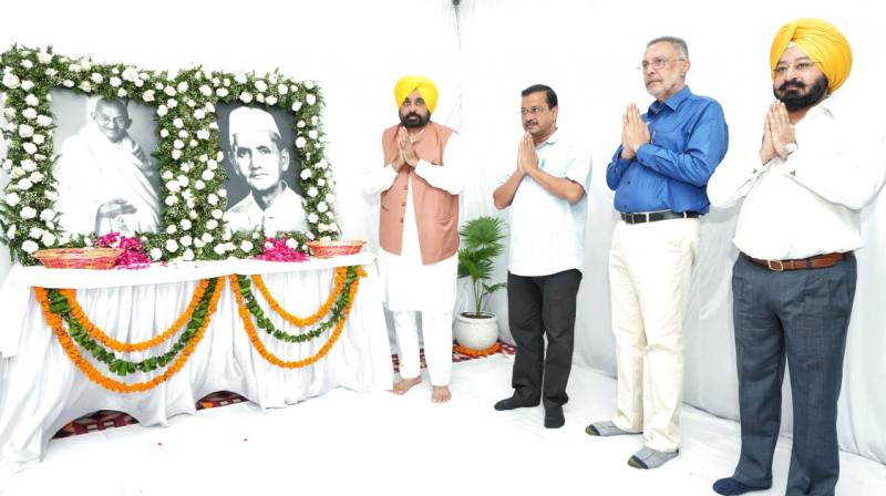 CM Bhagwant Mann and Kejriwal paid tributes to Mahatma Gandhi and Lal Bahadur Shastri CM Bhagwant Mann and Kejriwal paid tributes to Mahatma Gandhi and Lal Bahadur Shastri