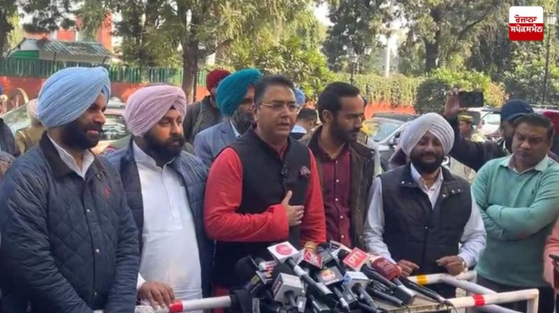 Central government should talk to farmers, AAP leaders meet Governor Latest News in Punjabi Central government should talk to farmers, AAP leaders meet Governor Latest News in Punjabi