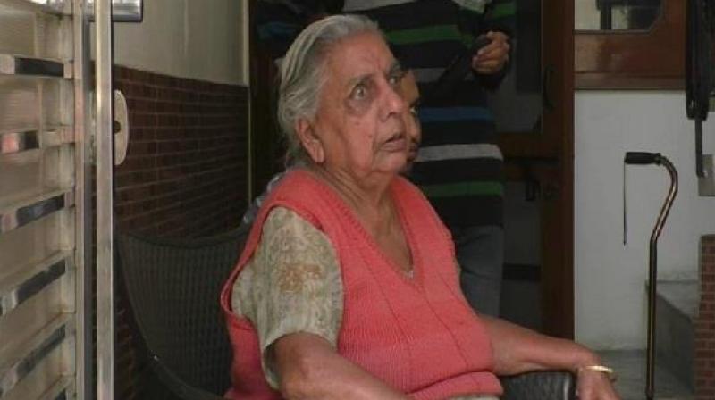 The robbers escaped after snatching the 70-year-old man's watch, the baby did not know The robbers escaped after snatching the 70-year-old man's watch, the baby did not know