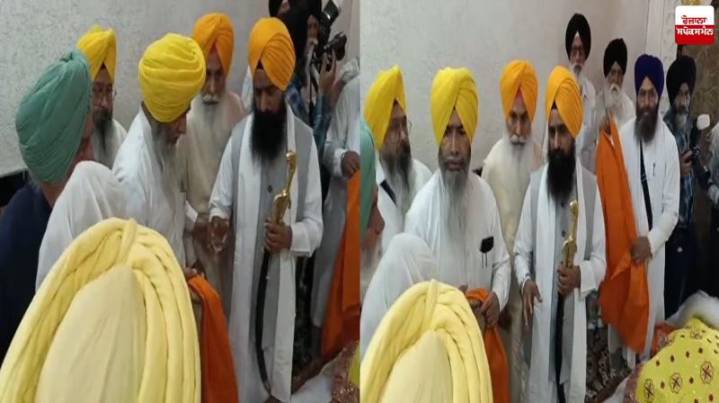 Jathedar Kuldeep Singh Gargajj prevented from giving Siropao Amritsar News Jathedar Kuldeep Singh Gargajj prevented from giving Siropao Amritsar News