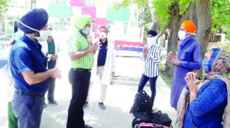 ਆਈਸੋਲੇਸ਼ਨ ਵਾਰਡ 'ਚੋਂ ਕੋਰੋਨਾ ਤੋਂ ਠੀਕ ਹੋਣ ਛੁੱਟੀ ਦਿਤੇ ਜਾਣ ਮੌਕੇ ਡੀ.ਸੀ.। ਆਈਸੋਲੇਸ਼ਨ ਵਾਰਡ 'ਚੋਂ ਕੋਰੋਨਾ ਤੋਂ ਠੀਕ ਹੋਣ ਛੁੱਟੀ ਦਿਤੇ ਜਾਣ ਮੌਕੇ ਡੀ.ਸੀ.।