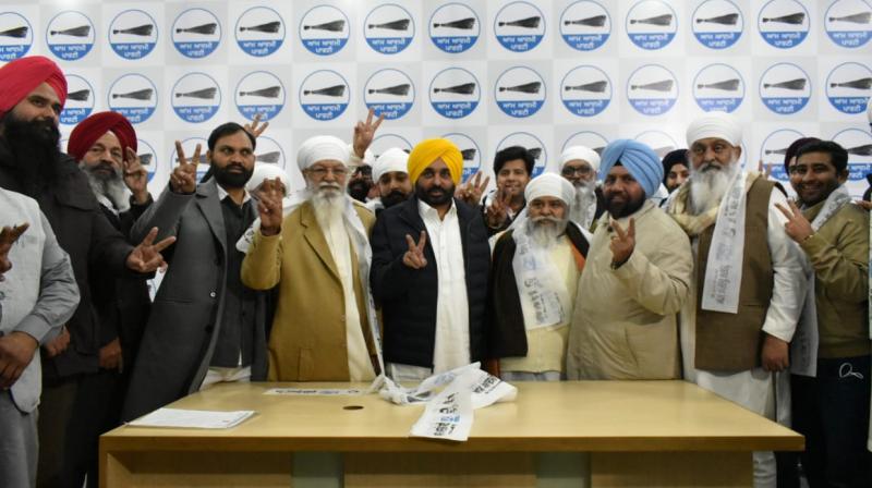 Congress leader H.S. Hanspal, Akali leader Babbi Badal and employees’ leader Sehgal join AAP Congress leader H.S. Hanspal, Akali leader Babbi Badal and employees’ leader Sehgal join AAP