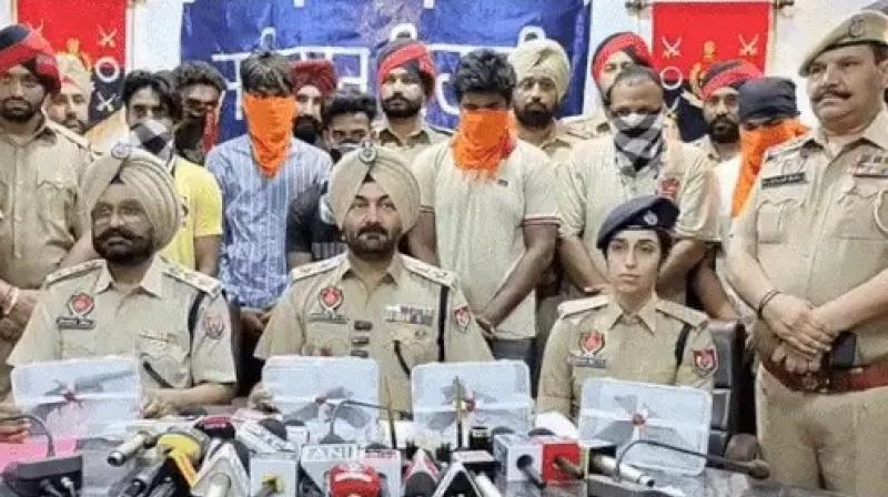 ਫੜੇ ਗਏ ਮੁਲਜ਼ਮਾਂ ਬਾਰੇ ਜਲੰਧਰ ਦੇਹਾਤ ਐਸ.ਐਸ.ਪੀ ਜਾਣਕਾਰੀ ਦਿੰਦੇ ਹੋਏ ਫੜੇ ਗਏ ਮੁਲਜ਼ਮਾਂ ਬਾਰੇ ਜਲੰਧਰ ਦੇਹਾਤ ਐਸ.ਐਸ.ਪੀ ਜਾਣਕਾਰੀ ਦਿੰਦੇ ਹੋਏ