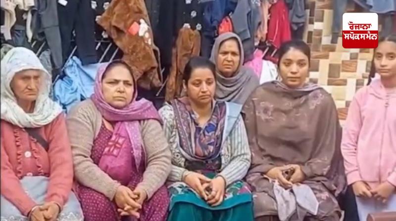 US ਤੋਂ ਡਿਪੋਰਟ ਹੋ ਕੇ ਅੰਮ੍ਰਿਤਸਰ ਪਹੁੰਚੇ ਵਿਅਕਤੀ ਦੀ ਪਤਨੀ ਭੁੱਬਾਂ ਮਾਰ-ਮਾਰ ਰੋਈ US ਤੋਂ ਡਿਪੋਰਟ ਹੋ ਕੇ ਅੰਮ੍ਰਿਤਸਰ ਪਹੁੰਚੇ ਵਿਅਕਤੀ ਦੀ ਪਤਨੀ ਭੁੱਬਾਂ ਮਾਰ-ਮਾਰ ਰੋਈ