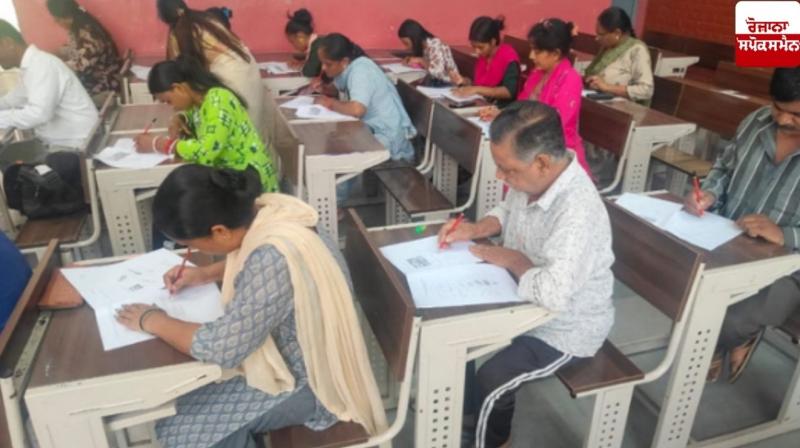 Grandchildren teach grandparents to read and write in Chandigarh Grandchildren teach grandparents to read and write in Chandigarh