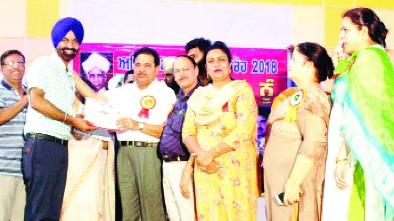 Education Minister Om Prakash Soni honoring the teachers