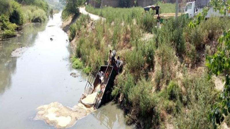 Tractor-trolley loaded with wheat fallen in Hansoli drain Tractor-trolley loaded with wheat fallen in Hansoli drain