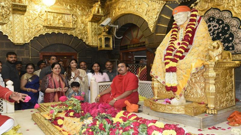 Shilpa Shetty donates a gold crown Shilpa Shetty donates a gold crown