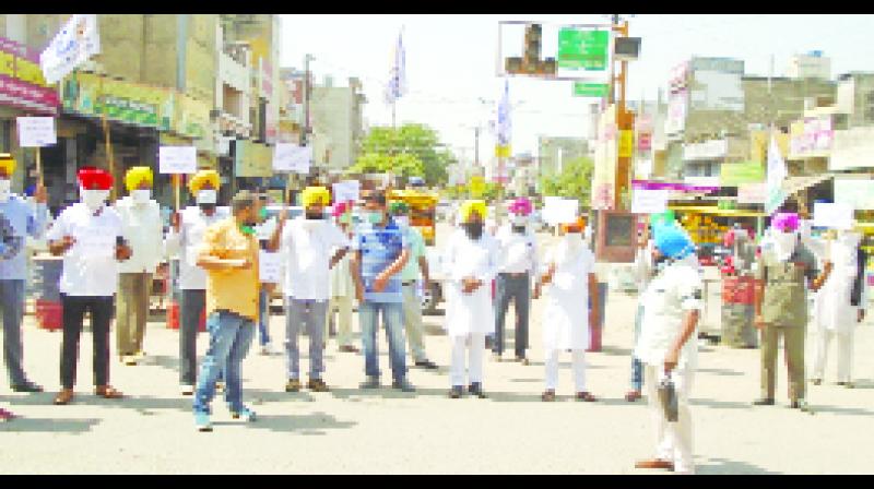 ਡਾ. ਚਰਨਜੀਤ ਸਿੰਘ ਆਪ ਵਲੰਟੀਅਰਾਂ ਨਾਲ ਬਿਜਲੀ, ਪਾਣੀ ਦੇ ਬਿੱਲ ਤੇ ਸਕੂਲ ਫ਼ੀਸਾਂ ਮੁਆਫ਼ ਕਰਨ ਨੂੰ ਲੈ ਕੇ ਵਿਸਵਕਰਮਾਂ ਚੌਕ 'ਚ ਰੋਸ ਧਰਨਾ ਦਿੰਦੇ ਹੋਏ। ਡਾ. ਚਰਨਜੀਤ ਸਿੰਘ ਆਪ ਵਲੰਟੀਅਰਾਂ ਨਾਲ ਬਿਜਲੀ, ਪਾਣੀ ਦੇ ਬਿੱਲ ਤੇ ਸਕੂਲ ਫ਼ੀਸਾਂ ਮੁਆਫ਼ ਕਰਨ ਨੂੰ ਲੈ ਕੇ ਵਿਸਵਕਰਮਾਂ ਚੌਕ 'ਚ ਰੋਸ ਧਰਨਾ ਦਿੰਦੇ ਹੋਏ।