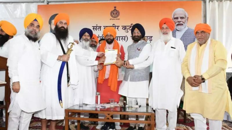 HSGMC ਮੁੱਖ ਮੰਤਰੀ ਨਾਇਬ ਸਿੰਘ ਸੈਣੀ ਨੂੰ 18 ਮੰਗਾਂ ਸੌਂਪਦੇ ਹੋਏ HSGMC ਮੁੱਖ ਮੰਤਰੀ ਨਾਇਬ ਸਿੰਘ ਸੈਣੀ ਨੂੰ 18 ਮੰਗਾਂ ਸੌਂਪਦੇ ਹੋਏ