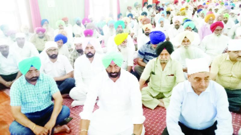 Various leaders presenting tributes to Jagjit Singh. Various leaders presenting tributes to Jagjit Singh.
