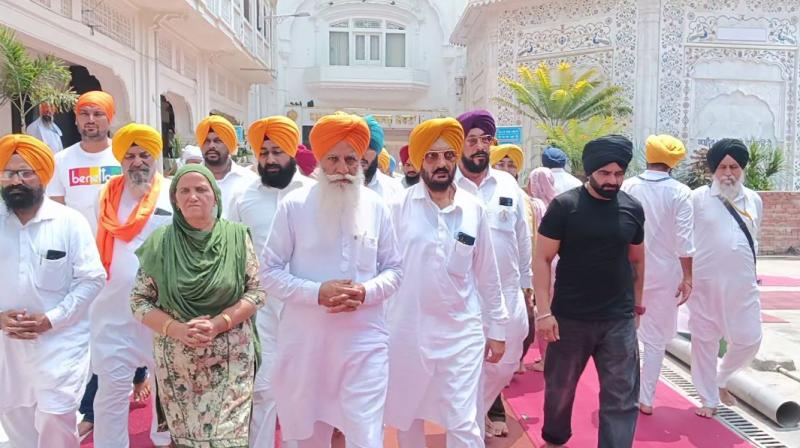 After the announcement of the United Struggle Party, Gurnam Singh Charduni bowed down at Sachkhand Sri Harimandar Sahib After the announcement of the United Struggle Party, Gurnam Singh Charduni bowed down at Sachkhand Sri Harimandar Sahib