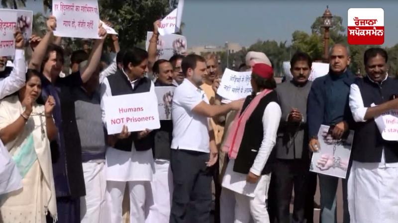 Opposition leaders protested in the Parliament complex with handcuffs on their hands. Opposition leaders protested in the Parliament complex with handcuffs on their hands.