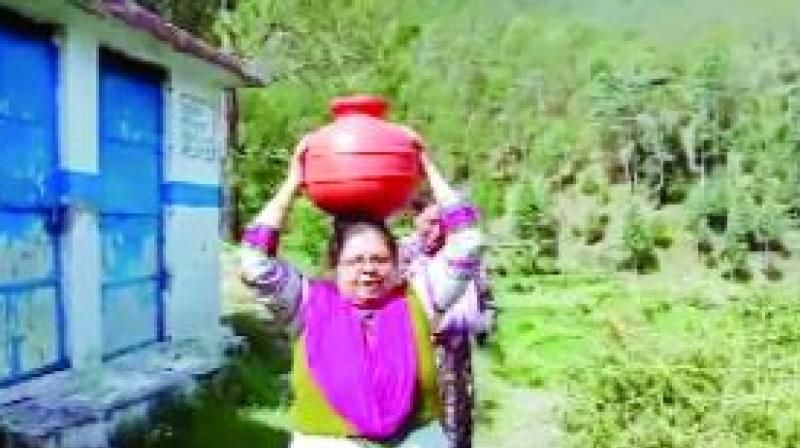 The teacher who rinses water on the head for the children The teacher who rinses water on the head for the children
