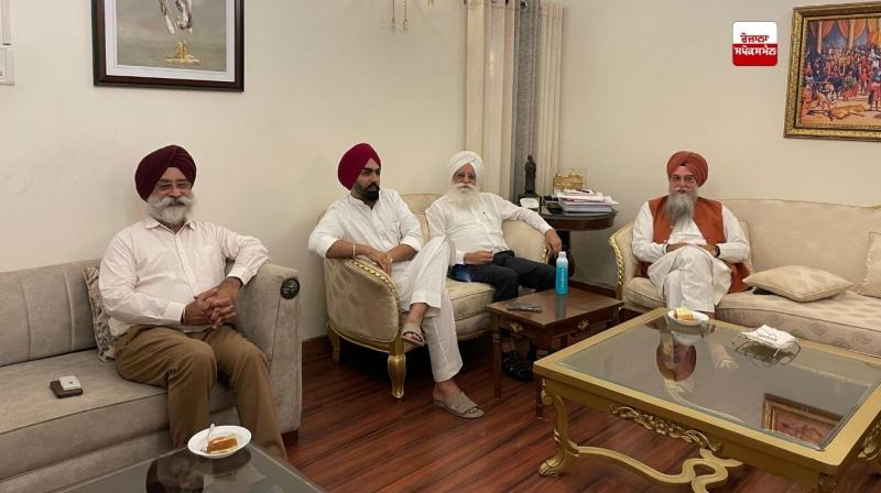 ਸਪੀਕਰ ਨੇ ਸ੍ਰੀ ਗੁਰੂ ਤੇਗ ਬਹਾਦਰ ਜੀ ਦੀ ਸ਼ਹੀਦੀ ਦਿਵਸ ਮਨਾਉਣ ਦੇ ਸਬੰਧ ’ਚ ਪ੍ਰੋਫੈਸਰਾਂ ਤੇ ਅਦਾਕਾਰਾਂ ਨਾਲ ਮੀਟਿੰਗ ਕੀਤੀ ਸਪੀਕਰ ਨੇ ਸ੍ਰੀ ਗੁਰੂ ਤੇਗ ਬਹਾਦਰ ਜੀ ਦੀ ਸ਼ਹੀਦੀ ਦਿਵਸ ਮਨਾਉਣ ਦੇ ਸਬੰਧ ’ਚ ਪ੍ਰੋਫੈਸਰਾਂ ਤੇ ਅਦਾਕਾਰਾਂ ਨਾਲ ਮੀਟਿੰਗ ਕੀਤੀ