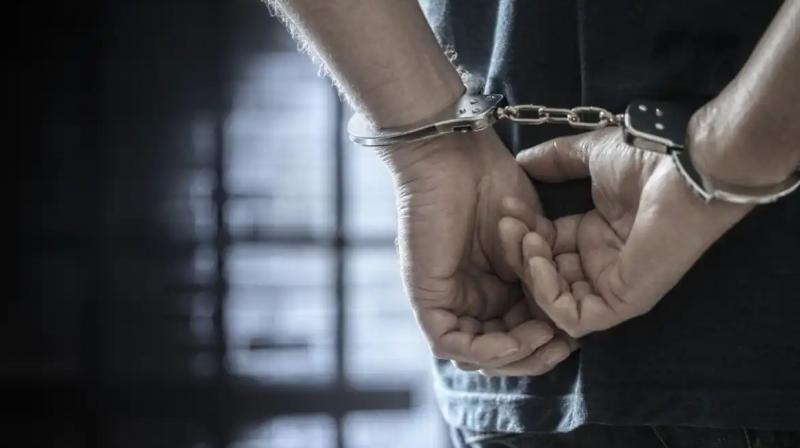 Vigilance Bureau arrests registry clerk and watchman for taking Rs 2,000 bribe Vigilance Bureau arrests registry clerk and watchman for taking Rs 2,000 bribe