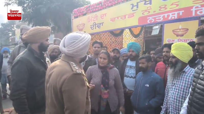 ਮੌਕੇ ’ਤੇ ਪਹੁੰਚ ਕੇ ਪੁਲਿਸ ਮੁਲਾਜ਼ਮ ਕਾਰਵਾਈ ਕਰਦੇ ਹੋਏ ਮੌਕੇ ’ਤੇ ਪਹੁੰਚ ਕੇ ਪੁਲਿਸ ਮੁਲਾਜ਼ਮ ਕਾਰਵਾਈ ਕਰਦੇ ਹੋਏ