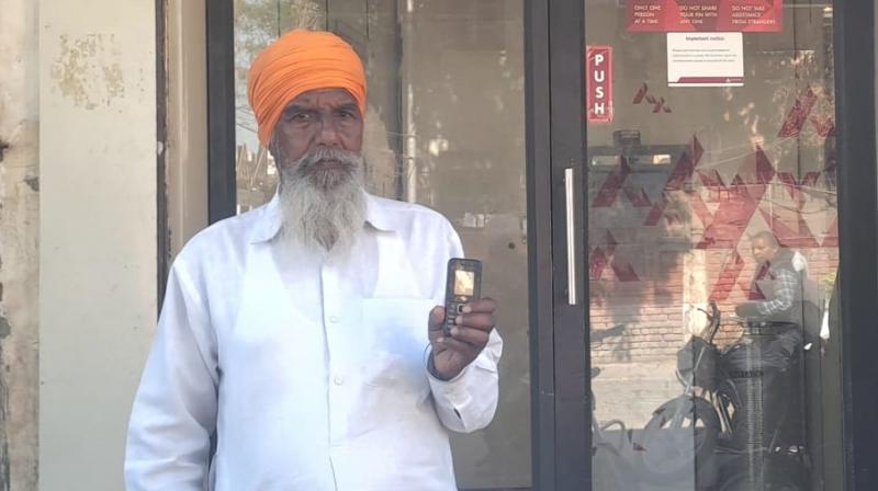 Thugs withdrew 49 thousand rupees from old man's account Thugs withdrew 49 thousand rupees from old man's account