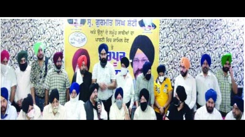 ਸੰਗਤ ਨੂੰ ਸੰਬੋਧਨ ਕਰਦੇ ਹੋਏ ਸ.ਗੁਰਮੀਤ ਸਿੰਘ ਸ਼ੰਟੀ, ਨਾਲ ਪਰਮਜੀਤ ਸਿੰਘ ਸਰਨਾ, ਹਰਵਿੰਦਰ ਸਿੰਘ ਸਰਨਾ ਤੇ ਹੋਰ ਕਾਰਕੁਨ। ਸੰਗਤ ਨੂੰ ਸੰਬੋਧਨ ਕਰਦੇ ਹੋਏ ਸ.ਗੁਰਮੀਤ ਸਿੰਘ ਸ਼ੰਟੀ, ਨਾਲ ਪਰਮਜੀਤ ਸਿੰਘ ਸਰਨਾ, ਹਰਵਿੰਦਰ ਸਿੰਘ ਸਰਨਾ ਤੇ ਹੋਰ ਕਾਰਕੁਨ।