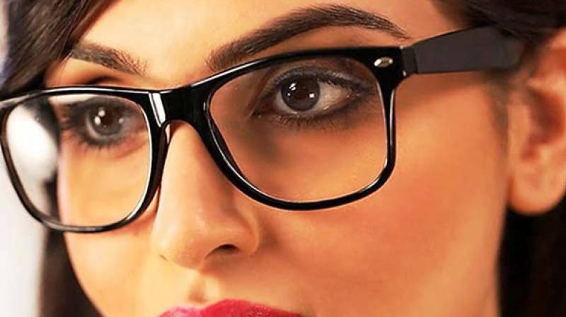 Select Glasses according to your face and hair Select Glasses according to your face and hair