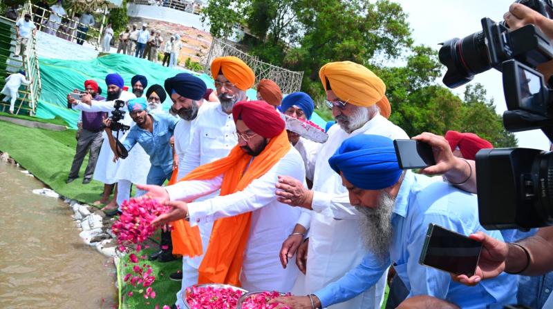 ਡਾ. ਵਿਕਰਮਜੀਤ ਸਿੰਘ ਸਾਹਨੀ ਨਵੇਂ ਸੁਰਜੀਤ ਕੀਤੇ ਅਸਥ ਘਾਟ ਦਾ ਉਦਘਾਟਨ ਕਰਦੇ ਹੋਏ ਡਾ. ਵਿਕਰਮਜੀਤ ਸਿੰਘ ਸਾਹਨੀ ਨਵੇਂ ਸੁਰਜੀਤ ਕੀਤੇ ਅਸਥ ਘਾਟ ਦਾ ਉਦਘਾਟਨ ਕਰਦੇ ਹੋਏ