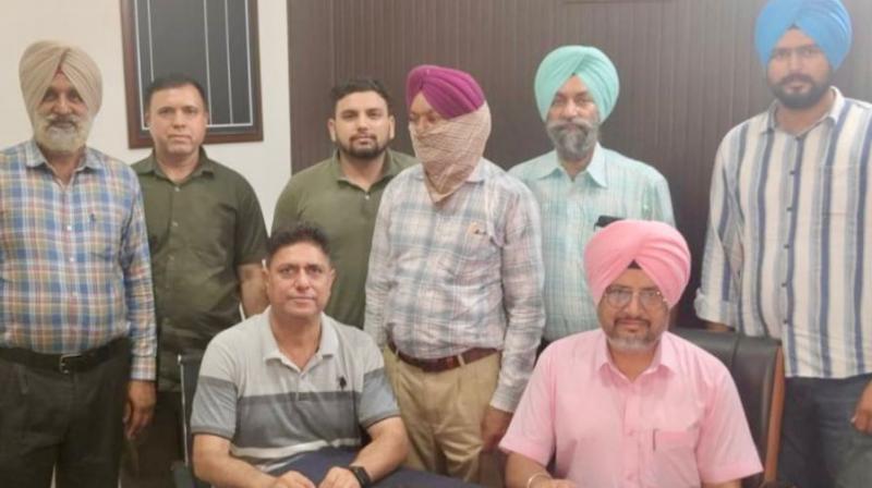 Electricity board lineman caught taking Rs 5,000 bribe Electricity board lineman caught taking Rs 5,000 bribe