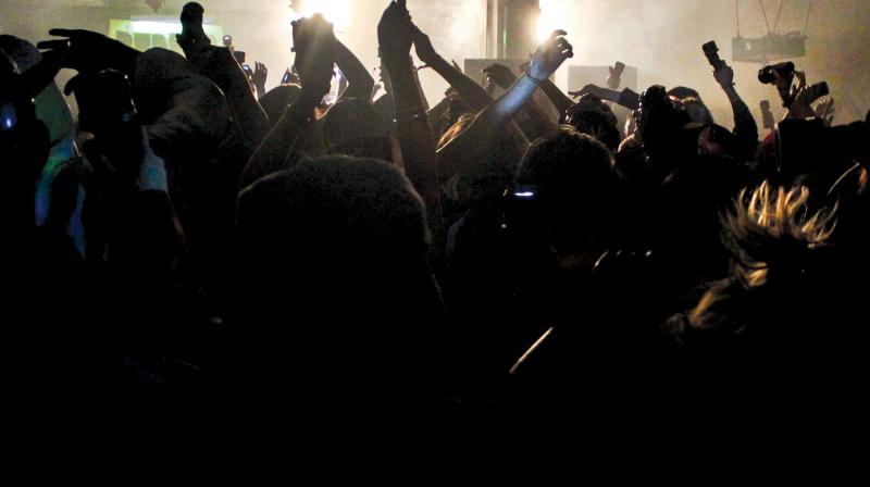 Arrival of New Year: Closing time of late night clubs, hotels, dhabas, restaurants and shops on December 31 evening. Arrival of New Year: Closing time of late night clubs, hotels, dhabas, restaurants and shops on December 31 evening.