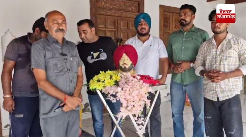 ਆਰਟਿਸਟ ਰਾਮਪਾਲ ਬਹਿਣੀਵਾਲ ਨੇ ਜਸਵਿੰਦਰ ਭੱਲਾ ਦਾ ਸਟੈਚੂ ਤਿਆਰ ਕਰਕੇ ਉਨ੍ਹਾਂ ਨੂੰ ਦਿੱਤੀ ਸ਼ਰਧਾਜਲੀ ਆਰਟਿਸਟ ਰਾਮਪਾਲ ਬਹਿਣੀਵਾਲ ਨੇ ਜਸਵਿੰਦਰ ਭੱਲਾ ਦਾ ਸਟੈਚੂ ਤਿਆਰ ਕਰਕੇ ਉਨ੍ਹਾਂ ਨੂੰ ਦਿੱਤੀ ਸ਼ਰਧਾਜਲੀ
