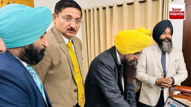 ਗੁਰਮੀਤ ਸਿੰਘ ਖੁੱਡੀਆਂ ਵੱਲੋਂ ਪਸ਼ੂ ਪਾਲਣ ਵਿਭਾਗ ਦਾ ਯੂਟਿਊਬ ਤੇ ਫੇਸਬੁੱਕ ਪੇਜ ਲਾਂਚ ਗੁਰਮੀਤ ਸਿੰਘ ਖੁੱਡੀਆਂ ਵੱਲੋਂ ਪਸ਼ੂ ਪਾਲਣ ਵਿਭਾਗ ਦਾ ਯੂਟਿਊਬ ਤੇ ਫੇਸਬੁੱਕ ਪੇਜ ਲਾਂਚ