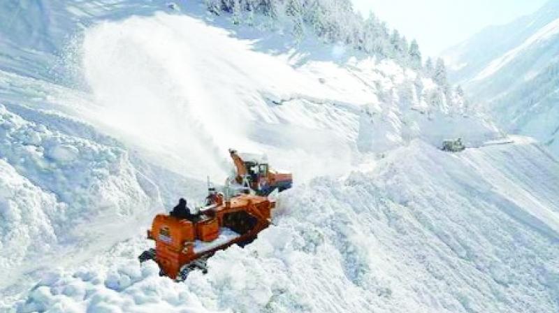 Ladakh remain cut off from Kashmir, 4 sorties to operate b/w Kargil & J&K Ladakh remain cut off from Kashmir, 4 sorties to operate b/w Kargil & J&K