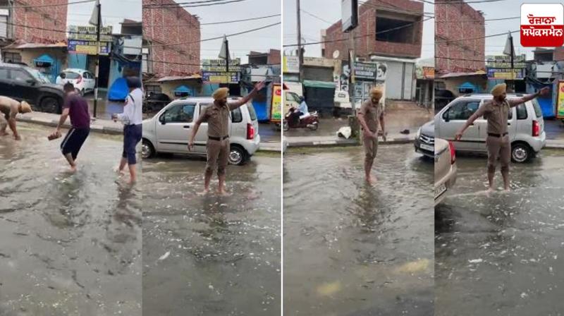 Look at the spirit of the Punjab Police personnel, doing their duty barefoot in the pouring rain. Look at the spirit of the Punjab Police personnel, doing their duty barefoot in the pouring rain.